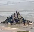  ?? Foto: dpa ?? Im Wattenmeer der Normandie liegt die felsige Insel Mont Saint Michel.