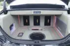  ??  ?? Kejar volume boks subwoofer 40 liter, sengaja tak dibuat rata sehingga kini sulit untuk memasukkan barang besar seperti koper atau tas golf