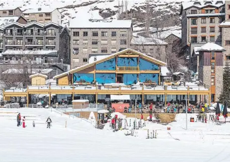  ??  ?? El
après-ski del Sport Hotel Hermitage & Spa propone música envolvente, comida prémium y un ambiente exclusivo