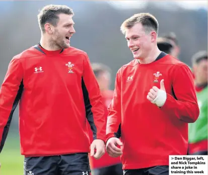  ??  ?? > Dan Biggar, left, and Nick Tompkins share a joke in training this week