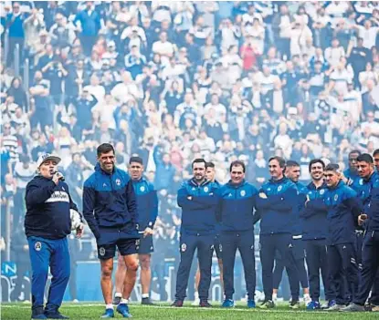  ?? (AP) ?? Sus primeras palabras. Junto a Lucas Licht, capitán de Gimnasia, así les habló Diego Maradona a los hinchas.