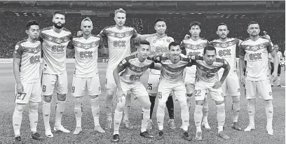  ?? — Gambar Bernama ?? SERBA MANTAP: Barisan kesebelasa­n utama pasukan Kedah yang diketuai Khairul Helmi Johari (dua kanan) pada perlawanan akhir Piala Malaysia menentang JDT di Stadium Shah Alam, Selangor pada Sabtu lepas.