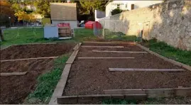  ?? (Photos DR) ?? Sur la base vie de l’hôpital Sainte-Anne, un jardin collectif prend forme. Un poulailler va aussi être construit. Le tout sera ouvert aux adhérents.