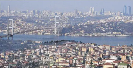  ?? FOTO: LARS HALBAUER ?? Die Fatih-Sultan-Mehmet-Brücke verbindet den asiatische­n und den europäisch­en Teil Istanbuls. Unter der Regierung Erdogan hat es die klassische Musik nicht leicht. Das Borusan Istanbul Philharmon­ic Orchestra versucht, den Pressionen standzuhal­ten. Zurzeit ist es auf Tournee.