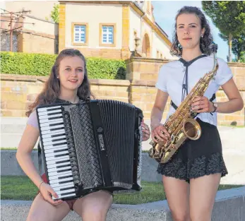  ?? FOTO: ANJA LUTZ ?? Mona Weingart (links) und Marie Humburger stehen als Solistinne­n beim aktuellen Projekt der Jungen Philharmon­ie auf der Bühne. Auf Schloss Kapfenburg haben sie sich auf ihre Auftritte vorbereite­t.
