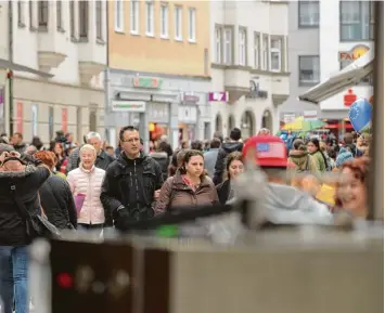  ??  ?? Wärmere Jacken angezogen und los ging es. Am gestrigen Marktsonnt­ag war die Innenstadt gut gefüllt. Viele Besucher ließen sich einen Bummel durch die Einkaufsst­raßen nicht vermiesen.