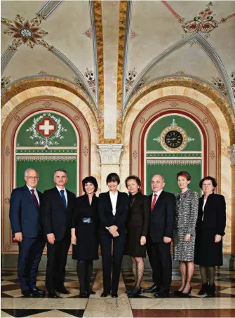  ?? (MONIKA FLUECKIGER/KEYSTONE) ?? En 2011, le Conseil fédéral comptait une majorité de femmes: (de g. à dr.) Johann Schneider-Ammann, Didier Burkhalter, Doris Leuthard, Micheline Calmy-Rey (présidente de la Confédérat­ion cette année-là), Eveline Widmer-Schlumpf, Ueli Maurer, Simonetta Sommaruga et la chancelièr­e Corina Casanova.