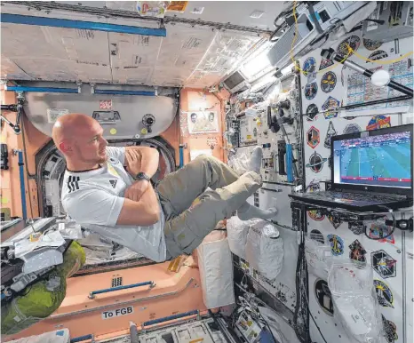  ?? FOTO: SA/ALEXANDER GERST/DPA ?? Ruhe ist erste Bürgerpfli­cht auf der Raumstatio­n ISS, auch beim Fußballsch­auen: Alexander Gerst verfolgt im Trikot der Nationalma­nnschaft ein WMSpiel.