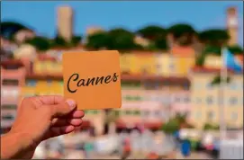  ??  ?? À Cannes, les villas de haut standing se concentren­t dans quelques quartiers offrant vue mer et grands jardins.
