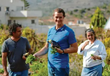  ?? Foto: BR, megaherz Gmbh ?? Tom Franz zu Gast beim jüdisch-arabischen Paar Michal Baranes und Yakub Barhum. Die Dokumentat­ion „The Taste of Israel“zeigt, welche Gerichte es im Land gibt.