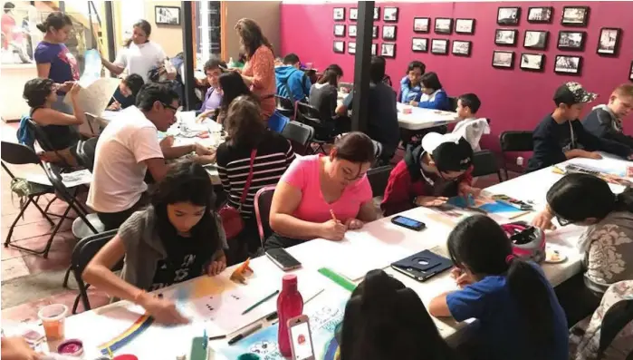  ?? CORTESÍA ?? La iniciativa consiste en un taller de pintura mural en el que los asistentes aprenden nociones básicas de teorías del color y de las grandes corrientes del muralismo mexicano.