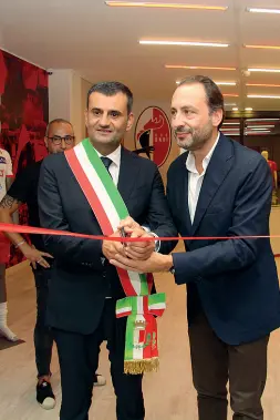  ??  ?? Taglio del nastro
Il presidente De Laurentiis con il sindaco Decaro ieri all’apertura dello store