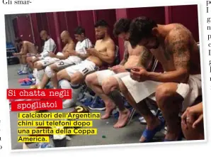  ??  ?? I calciatori dell’Argentina chini sui telefoni dopo una partita della Coppa America.