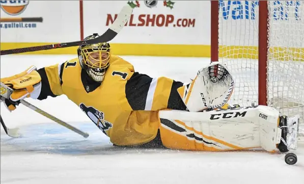  ?? Peter Diana/Post-Gazette photos ?? Casey DeSmith stretches out to make one of his 18 saves against Dallas.