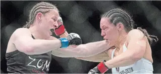  ?? GRAHAM HUGHES THE CANADIAN PRESS FILE PHOTO ?? Port Colborne’s Alexis Davis, right, is fighting for the first time in 19 months when she takes on Sabina Mazo in Las Vegas. Davis has been out of action since 2020 after shoulder surgery.