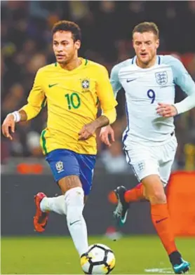  ??  ?? O craque Neymar carrega a bola durante o amistoso em Wembley