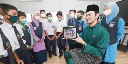  ?? (Foto Mohd Rafi Mamat/bh) ?? Mohd Muzammil Ab Rahim bersama mudir ketika sesi pengajaran dan pembelajar­an di SK Seri Terentang, Pekan.