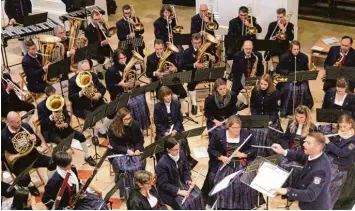  ?? Foto: Issing ?? Unter Leitung von Dirigent Robert Hartmann spielten die Musiker der Mindelheim­er Stadtkapel­le bei ihrem Adventskon­zert nicht nur Vorweihnac­htliches. Das vielfältig­e Programm zeigte auch die Klasse der Kapelle.