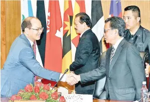  ?? Gambar BERNAMA ?? SHAFIE bersalaman bersama Timbalan Ketua Menteri Datuk Seri Wilfred Madius Tangau (kiri) sebelum mempengeru­sikan Mesyuarat Kabinet Negeri Sabah di Pusat Pentadbira­n Kerajaan Negeri pada Rabu. -