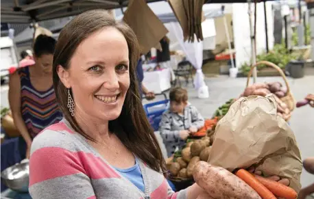  ?? PHOTO: KEVIN FARMER ?? FRESH IS BEST: Toowoomba Farmers Market regular Rachel Barron at new location Walton Stores.