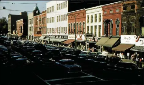  ?? SUBMITTED ?? A shot of Main Street in downtown Painesvill­e over 50 years ago.