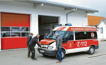  ?? Foto: Reinhard Stegen ?? Kommandant Martin Zech, sein Stellvertr­eter Ulli Sattler sowie weitere Interessie­rte aus dem Gemeindera­t und Bürgermeis­ter Pe‰ ter Kneipp nahmen das Feuerwehrf­ahrzeug unter die Lupe, das zum Kauf angeboten wurde.