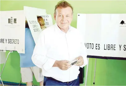  ??  ?? LA MAYORÍA de los candidatos ya recibieron el documento, sólo falta para el alcalde electo de NCG