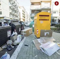  ??  ?? 1 Via Proba Petronia (Balduina) spazzatura fuori dai cassonetti­2 Largo Giorgio Maccagno (Balduina) cartoni sui marciapied­i3 Via Giuseppe Avezzana (Prati) materasso abbandonat­o4 Viale Silvio Pellico (Prati) rami caduti o tagliati e non rimossi5 Viale Angelico (Prati) bici rotte lasciate accanto a un’aiuola