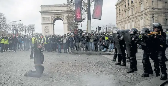  ?? AFP ?? Final. Un manifestan­te, de rodillas, se entrega a las fuerzas policíales que luego lo arrestaron. Hubo menos violencia que el pasado sábado.