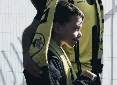  ?? MAYA ALLERUZZO / AP ?? Un padre abriga a su hijo con la bufanda del Beitar Jerusalén FC