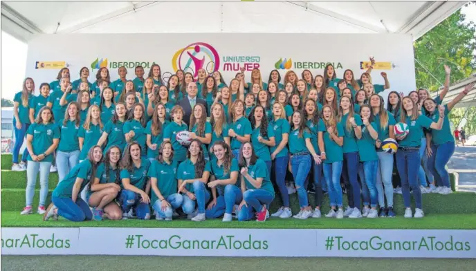  ??  ?? LA FAMILIA DEL DEPORTE FEMENINO. Hasta 78 deportista­s de 15 disciplina­s se reunieron en la pista de atletismo del INEF de Madrid para la renovación de ‘Universo Mujer’.