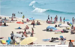  ?? FOTO ÁNGEL MANSO ?? La playa favorece el ejercicio físico, los baños y los paseos