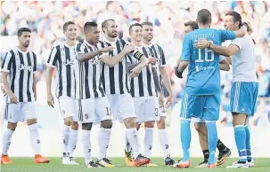  ?? — Gambar Reuters ?? BARISAN MANTAP: Para pemain Juve ceria selepas menewaskan Roma pada perlawanan di Stadium Gillette di Foxboro, Massachuse­tts kelmarin.