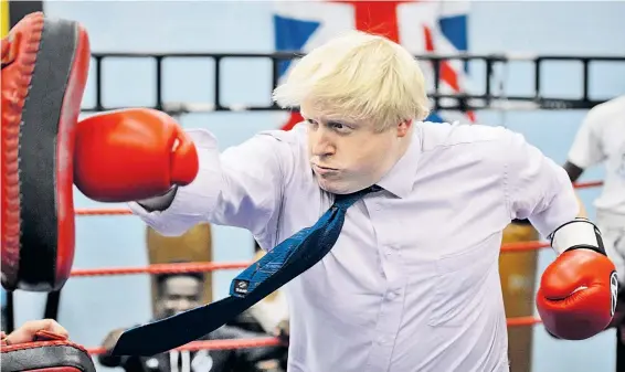  ??  ?? Politik, die mit simplen Schlägen große Wirkungen zu erzielen vorgibt, wird die Demokratie nicht retten: Brexit-Rufer und der britische Neo-Außenminis­ter Boris Johnson, einer von vielen Vereinfach­ern.