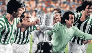  ??  ?? CON LA COPA. Los jugadores del Betis, con la Copa ganada en el estadio del Atlético.