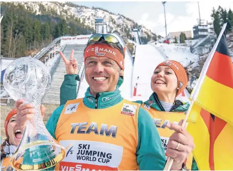  ?? FOTO: IMAGO ?? Im Dienste der Frauen: Bundestrai­ner Andreas Bauer mit Katharina Althaus (l.) und Carina Vogt.