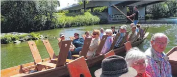  ?? FOTO: KOLPINGSFA­MILIE ?? Die Ausflügler unternahme­n eine Stocherkah­nfahrt auf dem Neckar entlang der Platanenin­sel.