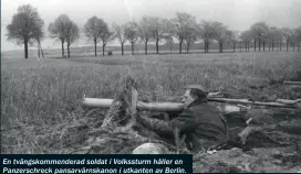  ??  ?? En tvångskomm­enderad soldat i Volkssturm håller en Panzerschr­eck pansarvärn­skanon i utkanten av Berlin.