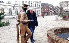  ?? FOTOS (4): GT ?? Ulrich Clancett auf dem Marktplatz in Lobberich, wo die Übertragun­gstrechnik für die Fernsehmes­se aufgebaut wird.