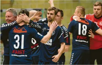  ?? Foto: Ernst Mayer ?? Zu Recht freuten sich Trainer Udo Mesch (links) und seine Landesliga-Handballer über den Heimsieg. Niederraun­au hatte zuvor eine bemerkensw­ert reife Leistung gezeigt.