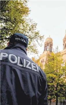  ?? FOTO: CHRISTOPH SOEDER/DPA ?? Ein Polizeibea­mter vor der Neuen Synagoge in Berlin: Die Zahl antisemiti­scher Straftaten ist im Jahr 2021 um fast 30 Prozent gestiegen. Das geht aus einer Statistik zur politisch motivierte­n Gewalt hervor.