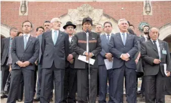  ?? ARCHIVO/LISTÍN DIARIO ?? Insisteenc­ia. El presidente de Bolivia, Evo Molares (centro), aseguró ayer que su país “nunca va a renunciar” a su aspiración de acceder a una salida soberana al océano Pacífico.