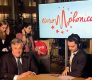  ??  ?? Giornalist­i In alto Caterina Moser, al lavoro durante una seduta del parlamento. Sotto Clara Rita Stevanato e Antonio con le cuffie «da lavoro in testa» e con il presidente del Parlamento Europeo Antonio Tajani