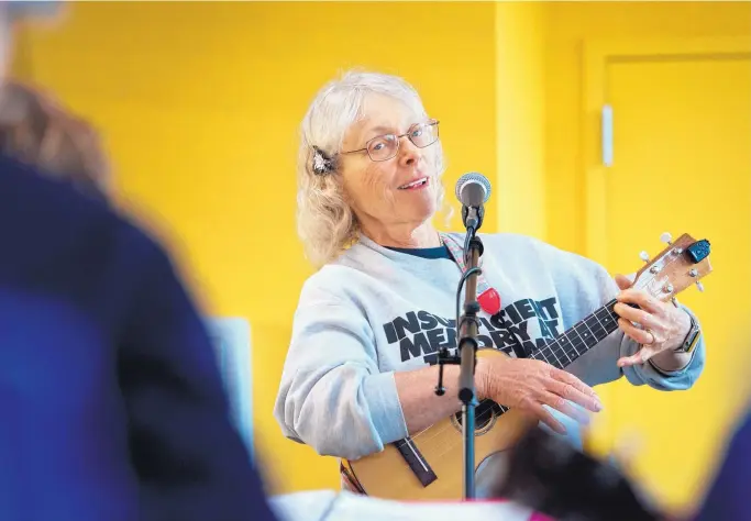  ?? MARLA BROSE/JOURNAL ?? Banjo Judy Muldawer leads a recent ukulele jam session at the Juan Tabo Library. By starting the free jam sessions and making it possible for people to borrow instrument­s from the Juan Tabo Library, Judy and her husband, Michael, are trying to help...