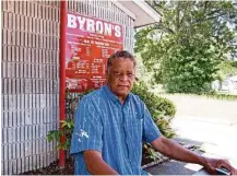  ?? J.C. Reid photos ?? Owner and pitmaster Byron Johnson tweaked his grandfathe­r’s link recipe.