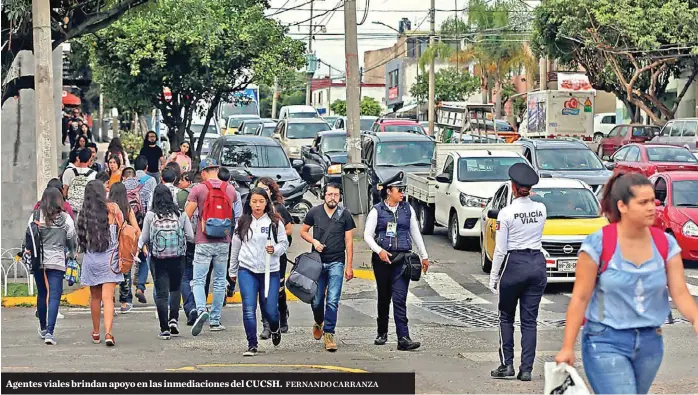  ?? FERNANDO CARRANZA ?? Agentes viales brindan apoyo en las inmediacio­nes del CUCSH.