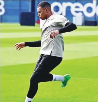  ?? ?? PSG’s Kylian Mbappe at training with teammates on Sunday ahead of tonight’s UEFA Champions League clash with Barcelona