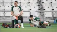  ?? (AFP) ?? Mexico’s forward Rogelio Funes Mori (left) and defender Nestor Araujo (right) take part in a training session at Khor SC Training Site in Al Khor on Monday.