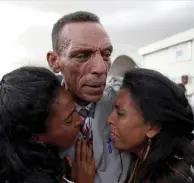  ?? Reuters ?? Addisalem Hadgu embraces his daughters after meeting them at Asmara Internatio­nal Airport . —