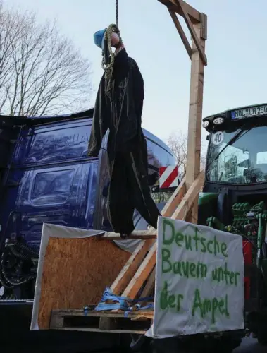  ?? ?? Vrede landmaend har igen gjort deres indtog i Berlin. Her ses en traktor med galge og påskriften »tyske landmaend under trafiklys-koalitione­n«. Foto: Nadja Wohlleben/Reuters